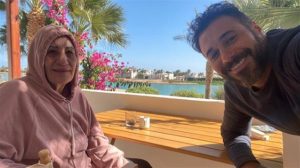 احمد السعدني مع والدته