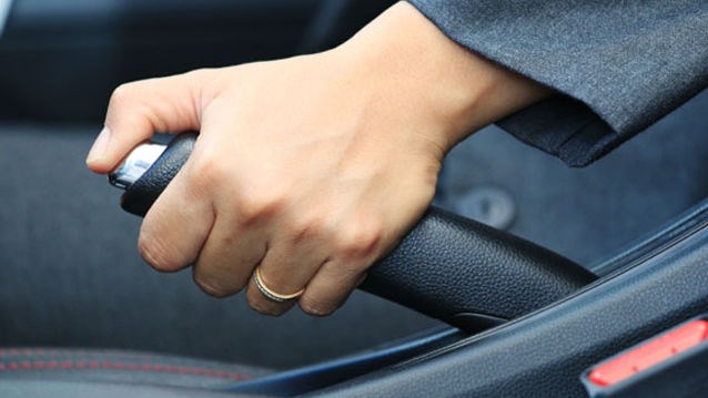 ماذا يحدث إذا كنت تقود السيارة مع فرامل اليد؟