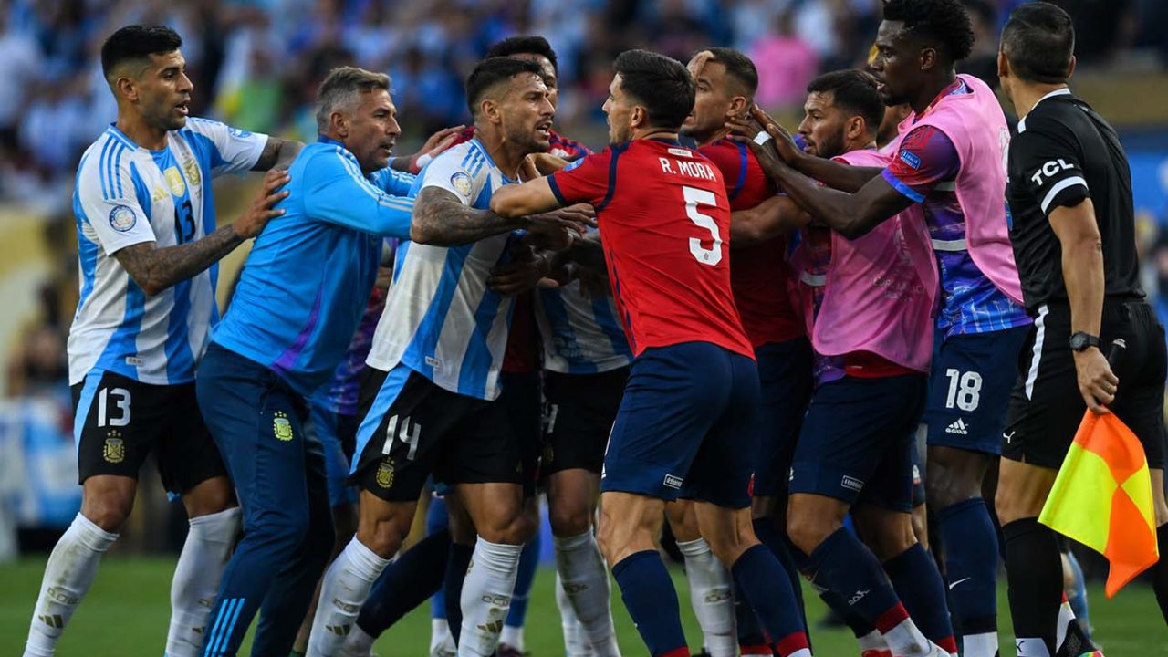 فيفا يفتح ملفات انضباطية ضد الأرجنتين بعد نهائي كأس العالم أمام إسبانيا